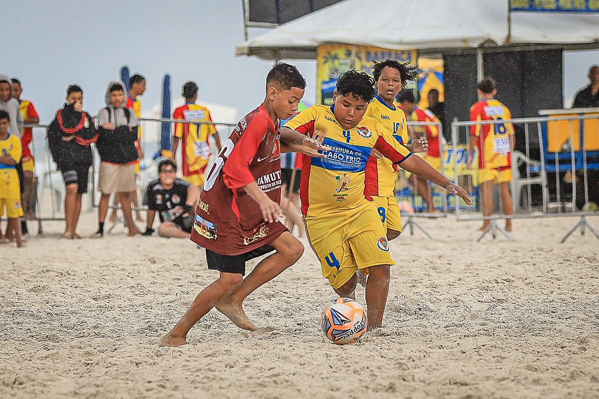 Bandeira Real e Projeto David + Esporte dividem vitórias em rodada de 39 gols pela Copa Cabo Frio de Beach Soccer