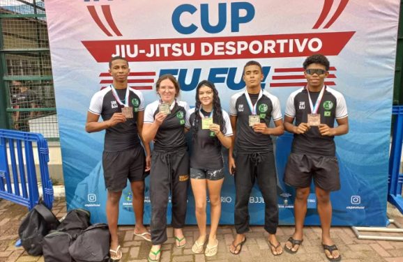 Projeto social de Arraial do Cabo leva 13 atletas ao pódio em torneio de jiu-jitsu em Saquarema